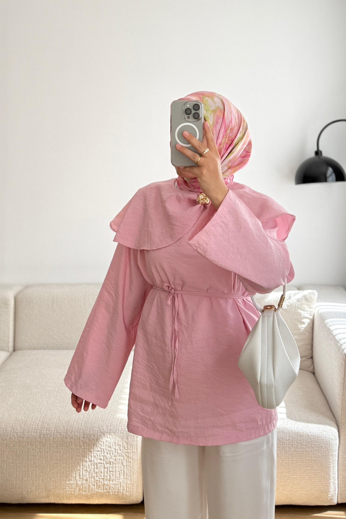 PEMBE BROŞLU ÖN VE ARKA PELERİNLİ BLUZ