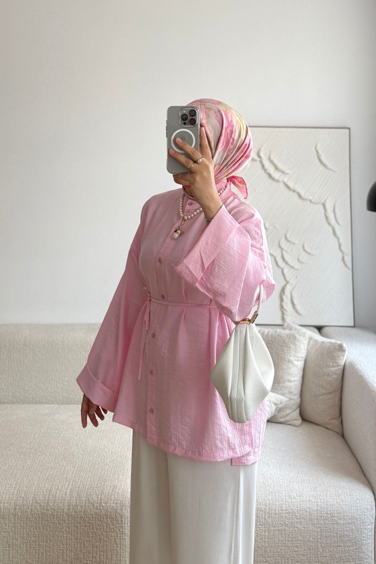 PEMBE ÇİLEK YIRTMAÇ DETAYLI GÖMLE