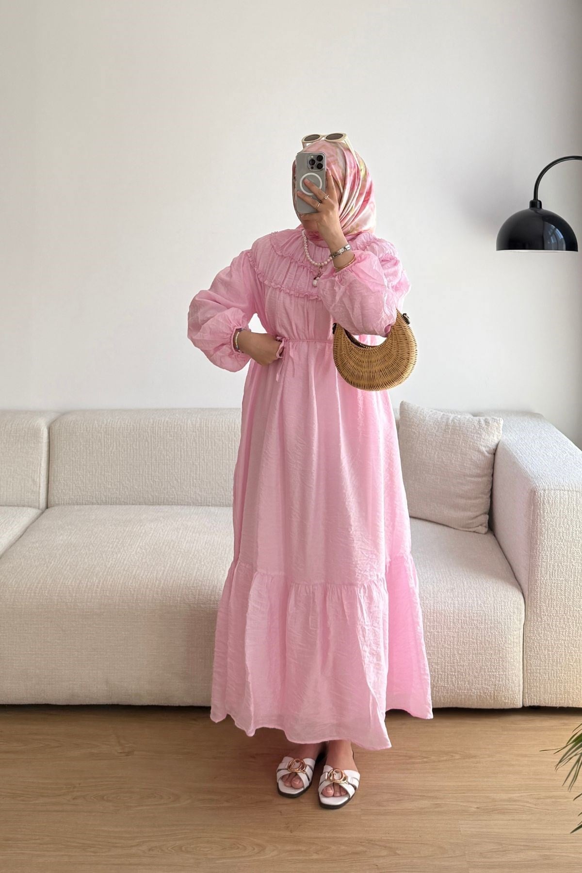 PEMBE ETEĞİ VOLAN DETAYLI ŞİFON ELBİSE