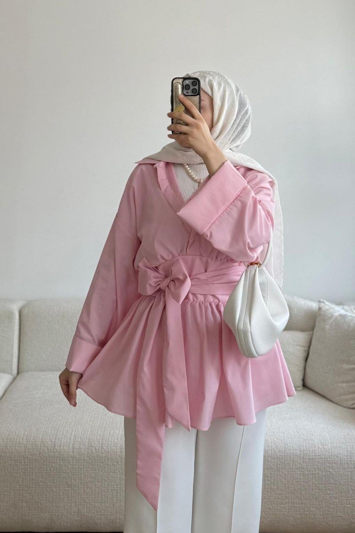 PEMBE FİYONKLU GÖMLEK