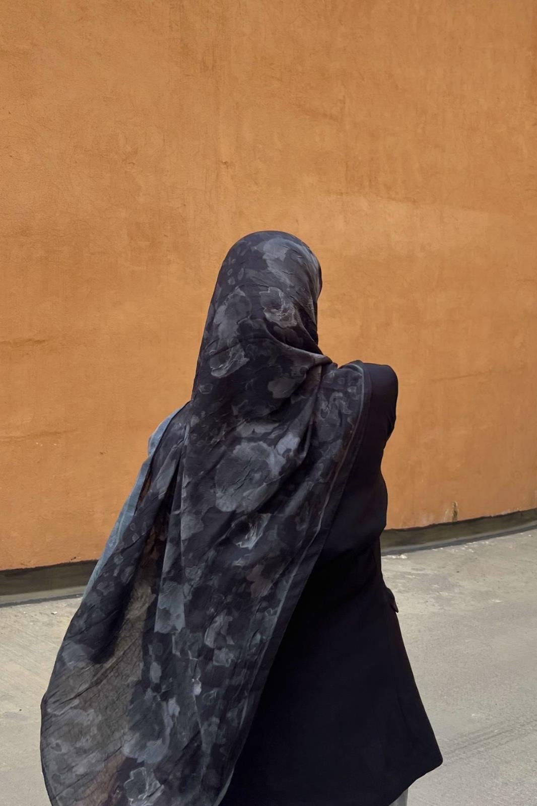 SİYAH BULANIK GÜL DESENLİ ŞAL