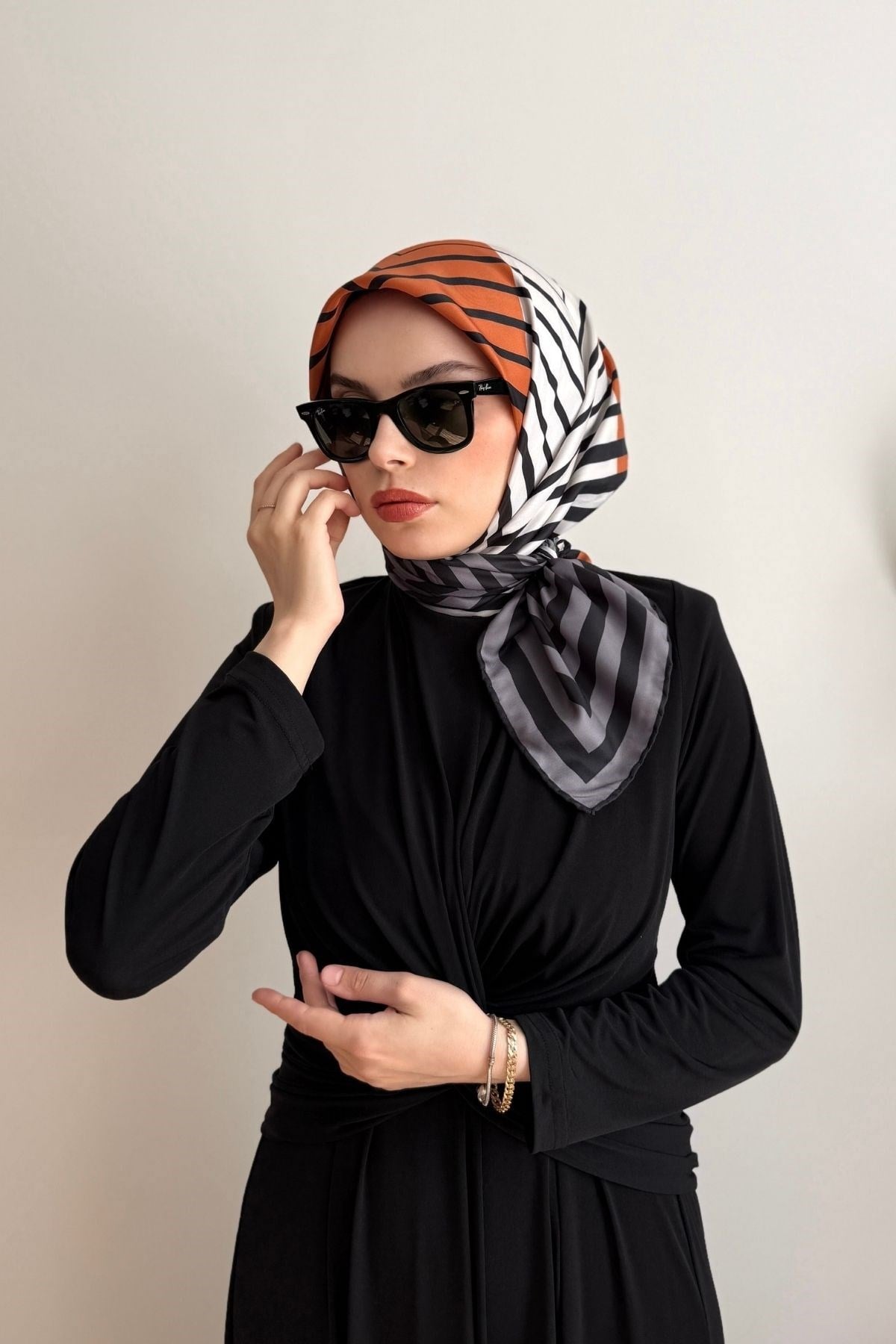 SİYAH ÇİZGİ DESENLİ TWILL EŞARP