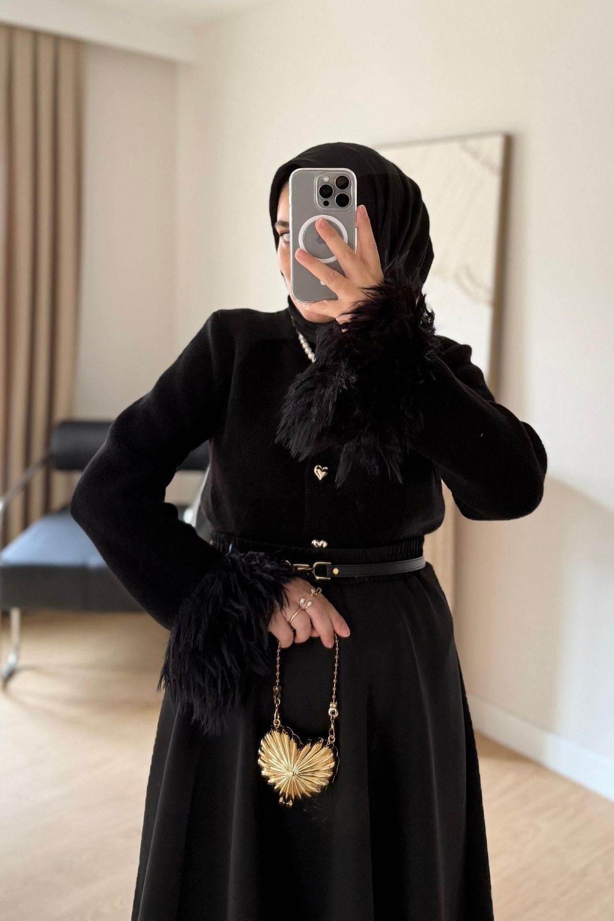 SİYAH KOLU PELUŞ DETAYLI KALP DÜĞMELİ TRİKO HIRKA