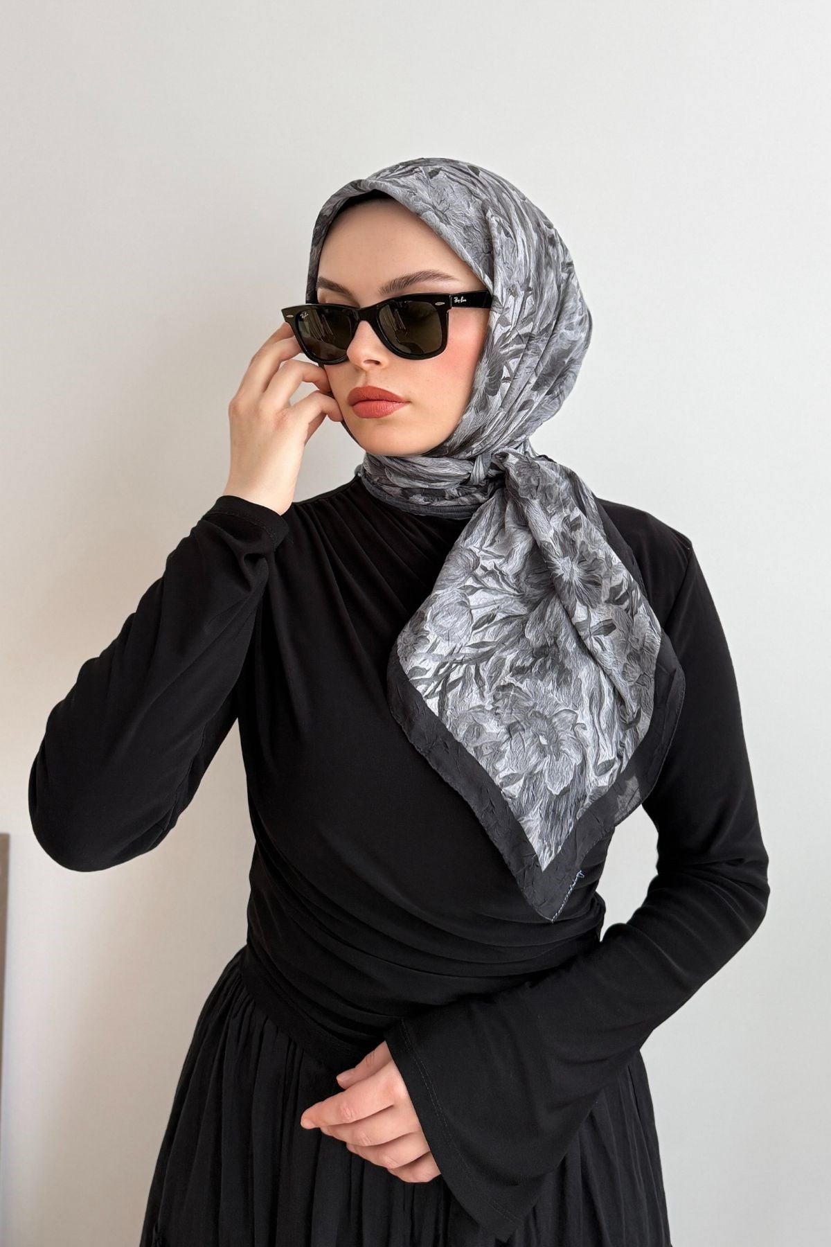 SİYAH OPERA ÇİÇEK EŞARP