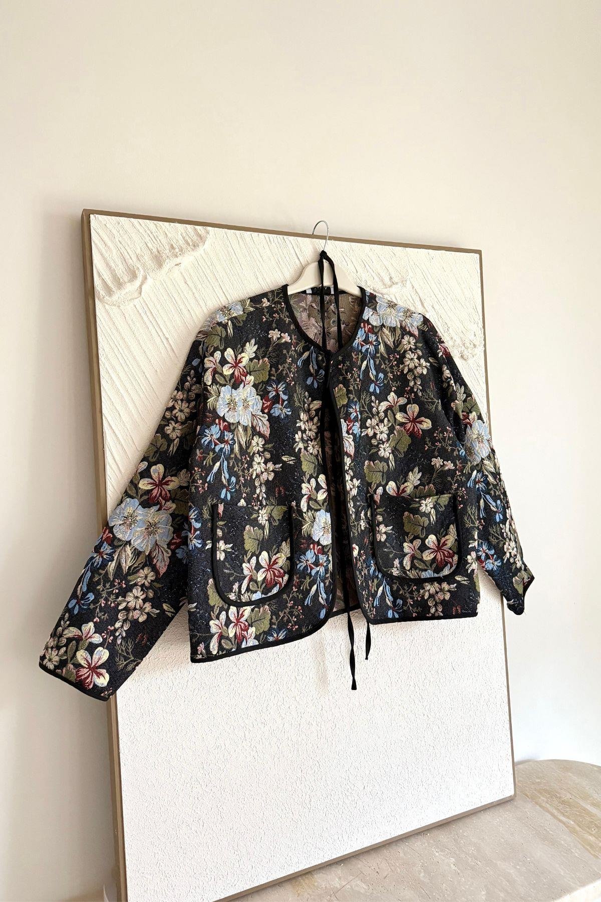 SİYAH RENKLİ ÇİÇEKLİ KUŞAKLI  CEKET