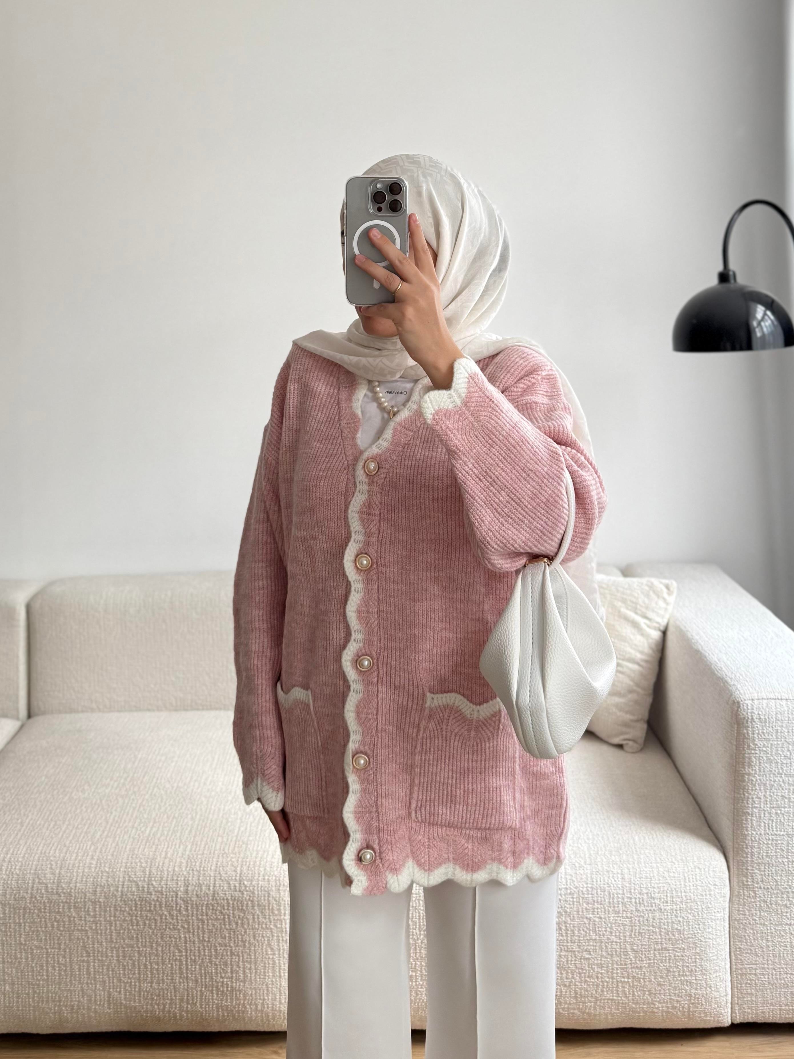 TOZ PEMBE İNCİ DÜĞMELİ TRİKO HIRKA