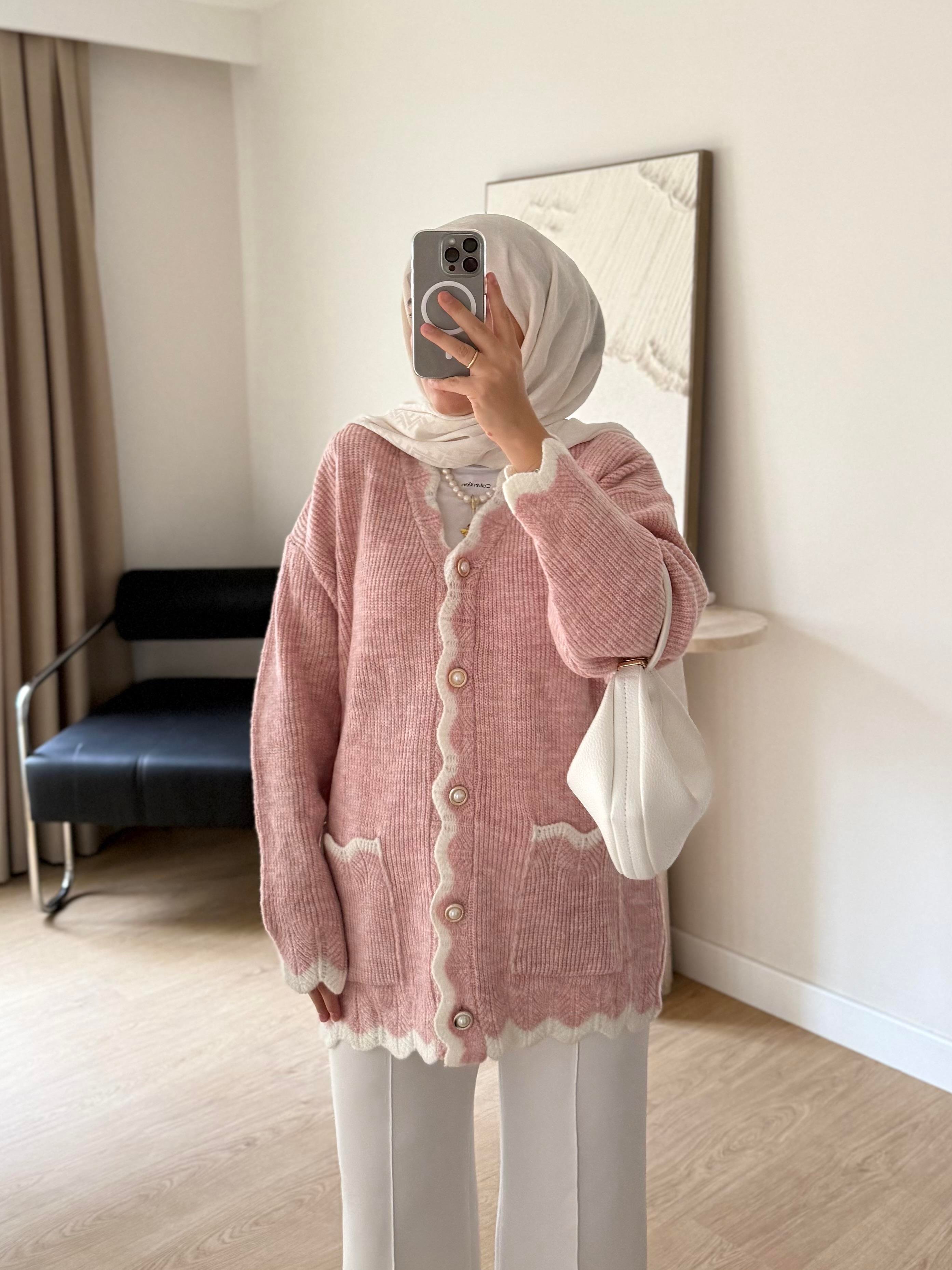 TOZ PEMBE İNCİ DÜĞMELİ TRİKO HIRKA