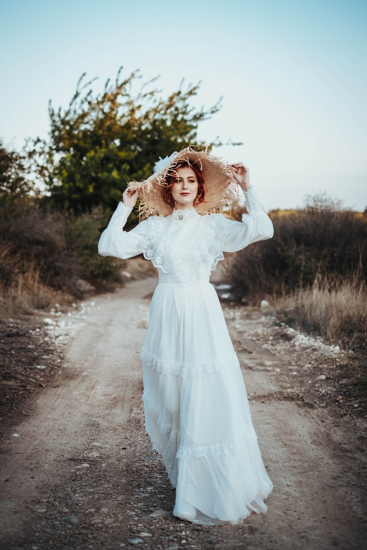 Krem Vintage Aksesuar Detaylı Tesettür Gelinlik