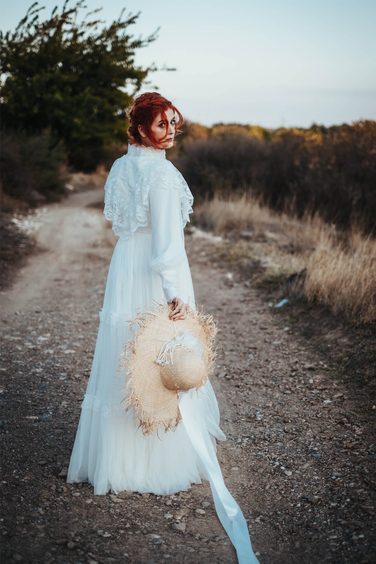 Krem Vintage Aksesuar Detaylı Tesettür Gelinlik