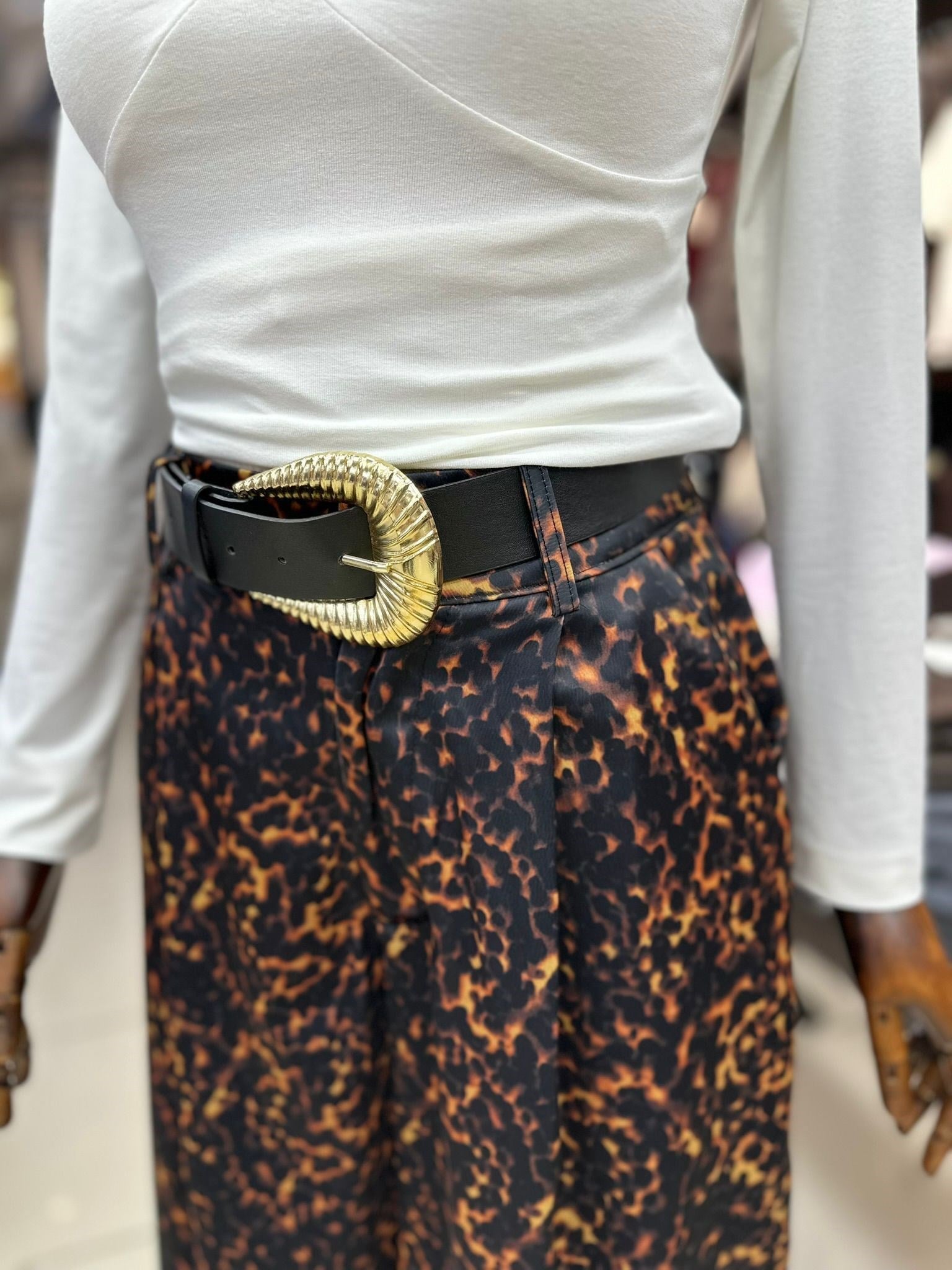 İNTERPOLL ONLİNEKategorisizLEOPAR DESEN SATEN PANTOLONLEOPAR DESEN SATEN PANTOLON