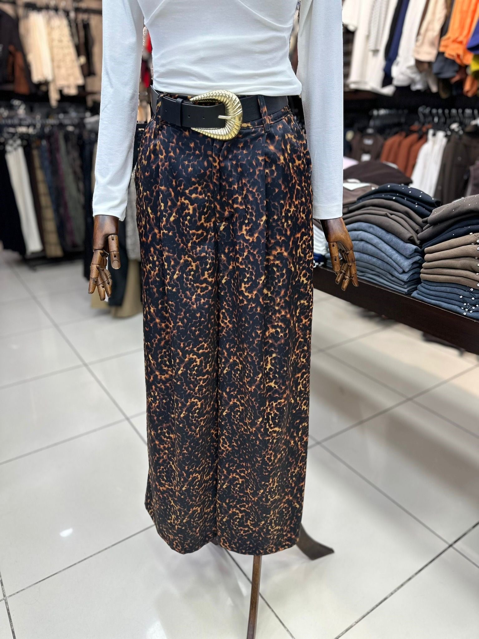 İNTERPOLL ONLİNEKategorisizLEOPAR DESEN SATEN PANTOLONLEOPAR DESEN SATEN PANTOLON