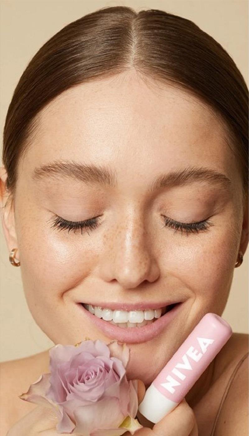 Nivea Nivea Dudak Peelingi Lipstick Kuşburnu Yağı