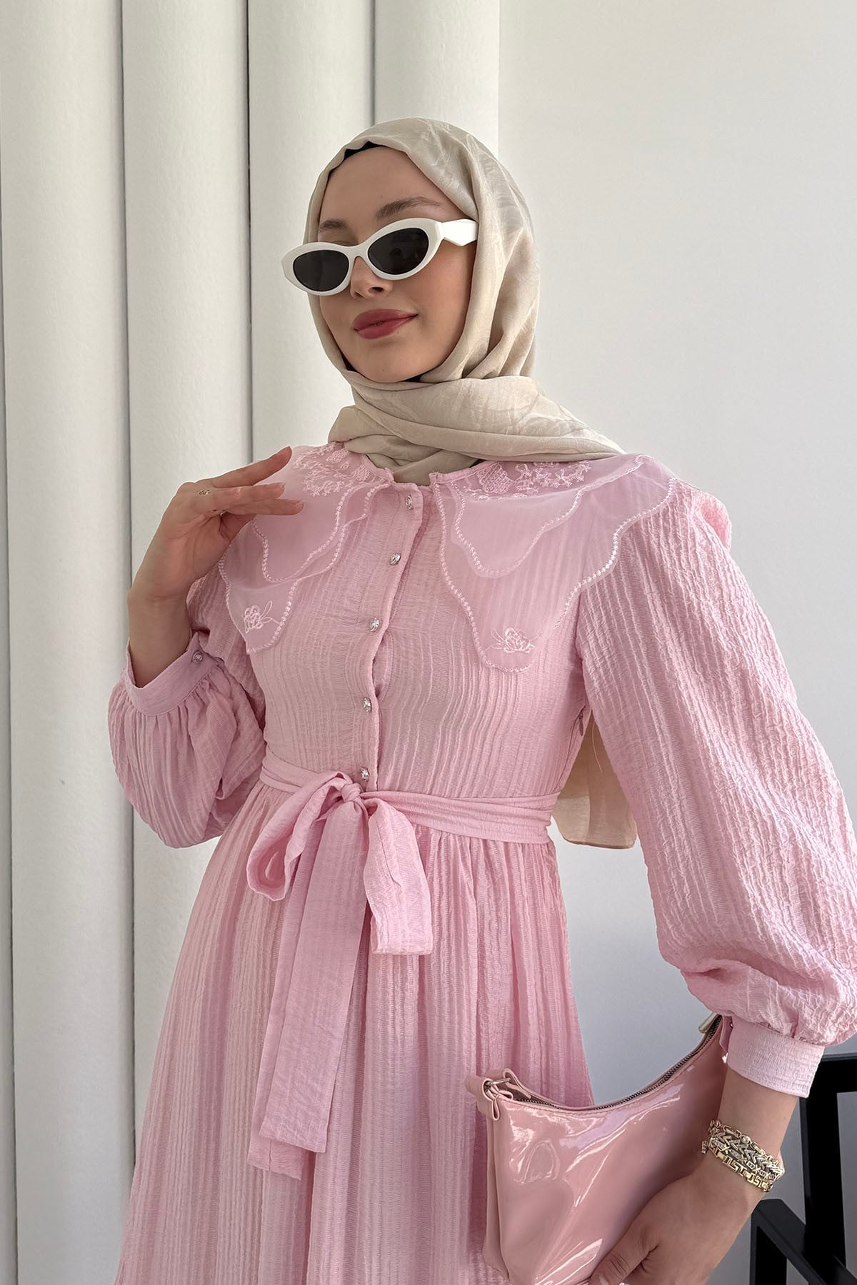 Bebe Yaka Organze Nakışlı Yarım Düğmeli Tesettür Elbise-PEMBE