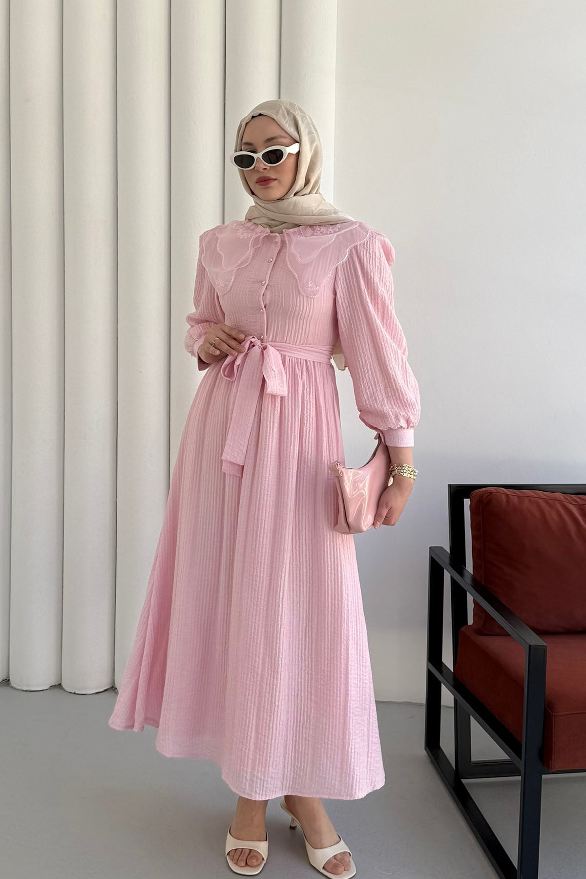 Bebe Yaka Organze Nakışlı Yarım Düğmeli Tesettür Elbise-PEMBE