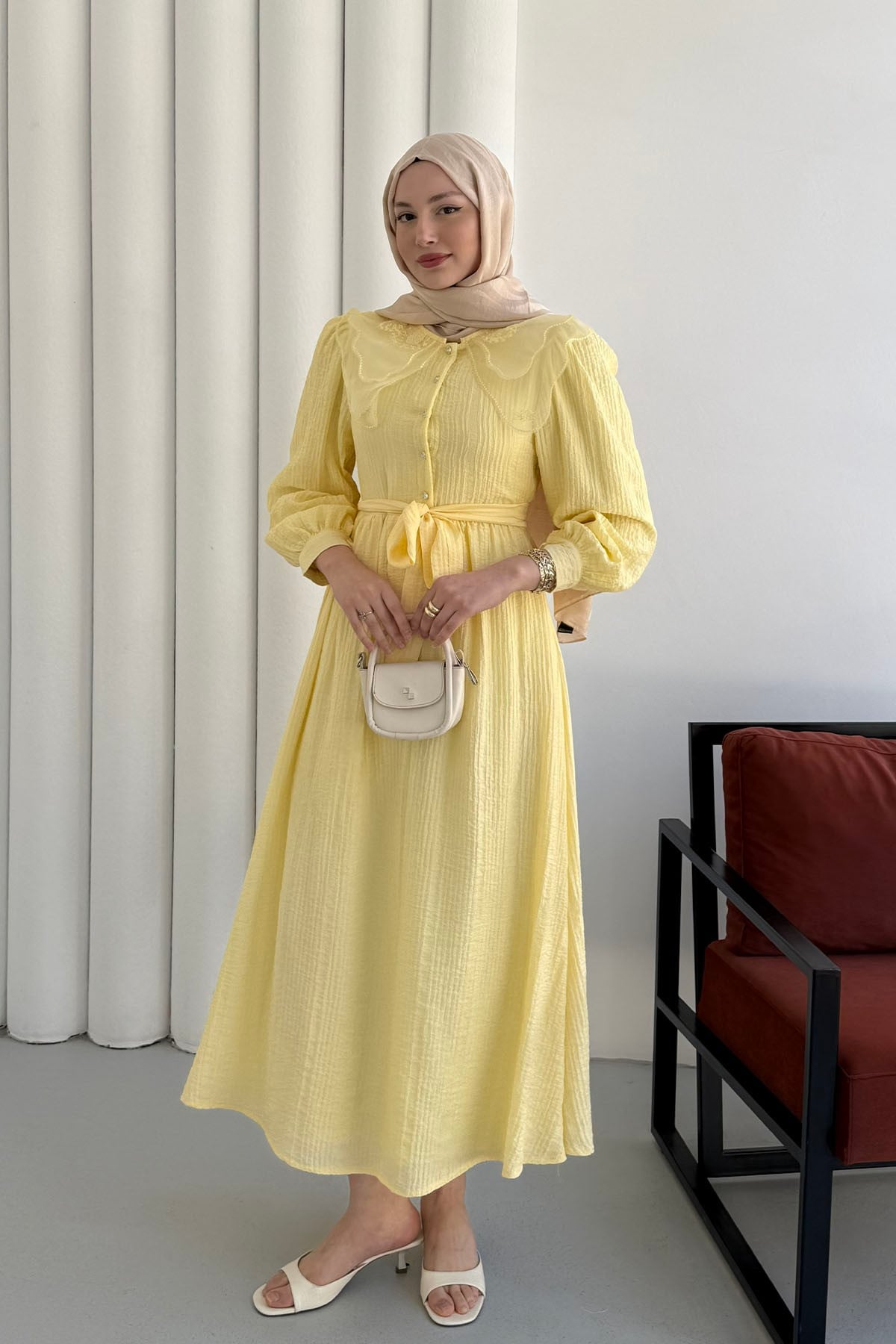 Bebe Yaka Organze Nakışlı Yarım Düğmeli Tesettür Elbise-SARI
