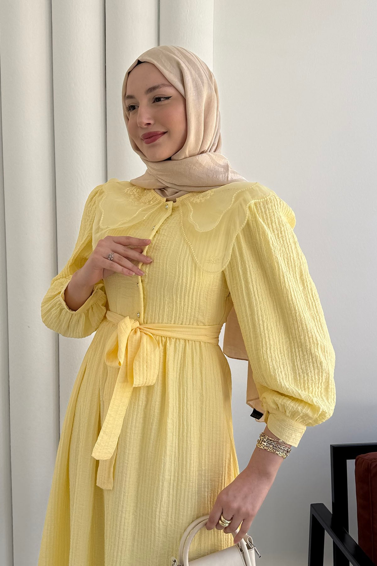 Bebe Yaka Organze Nakışlı Yarım Düğmeli Tesettür Elbise-SARI