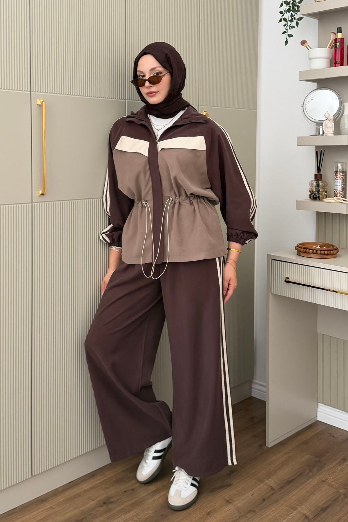 Bel Büzgülü Şerit Detaylı Pantolonlu Tesettür Takım-KAHVERENGİ