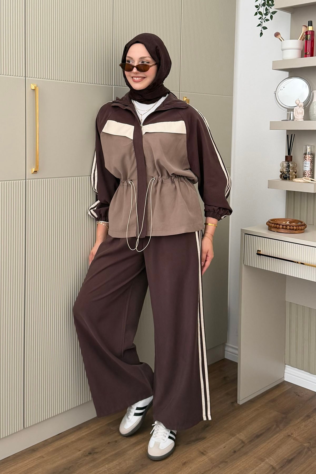 Bel Büzgülü Şerit Detaylı Pantolonlu Tesettür Takım-KAHVERENGİ