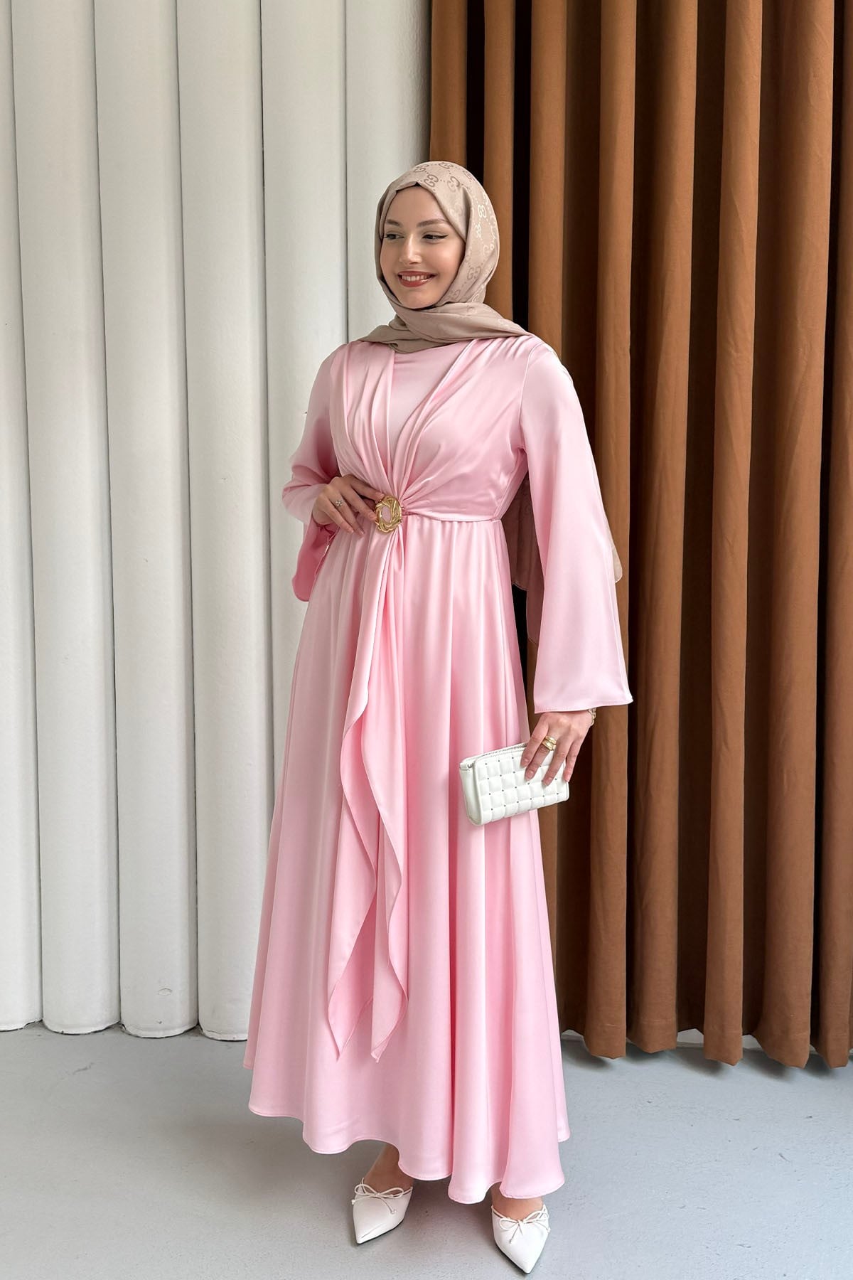 Beli Lastikli Broş Detaylı Saten Kumaş Tesettür Abiye-PEMBE