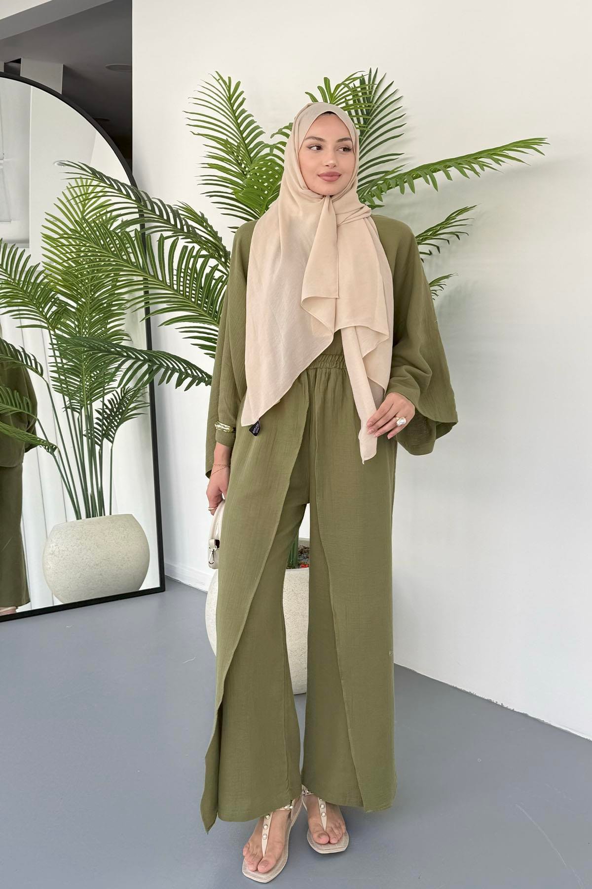 Bluzu Yarasa Kol Detaylı Pantolonlu Tesettür Takım-HAKİ YEŞİL