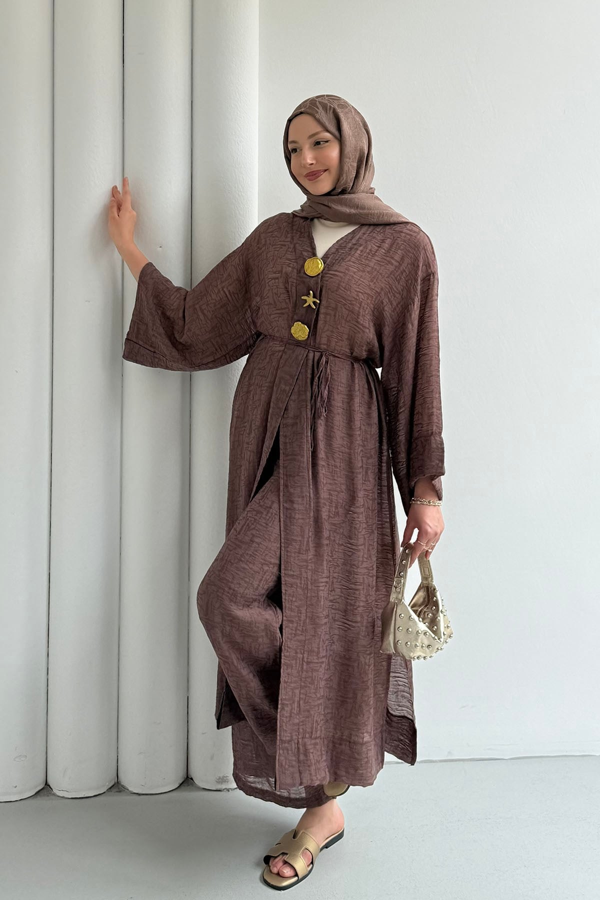 Boydan Düğmeli Broş Detaylı Pantolon Tesettür Takım-KAHVERENGİ