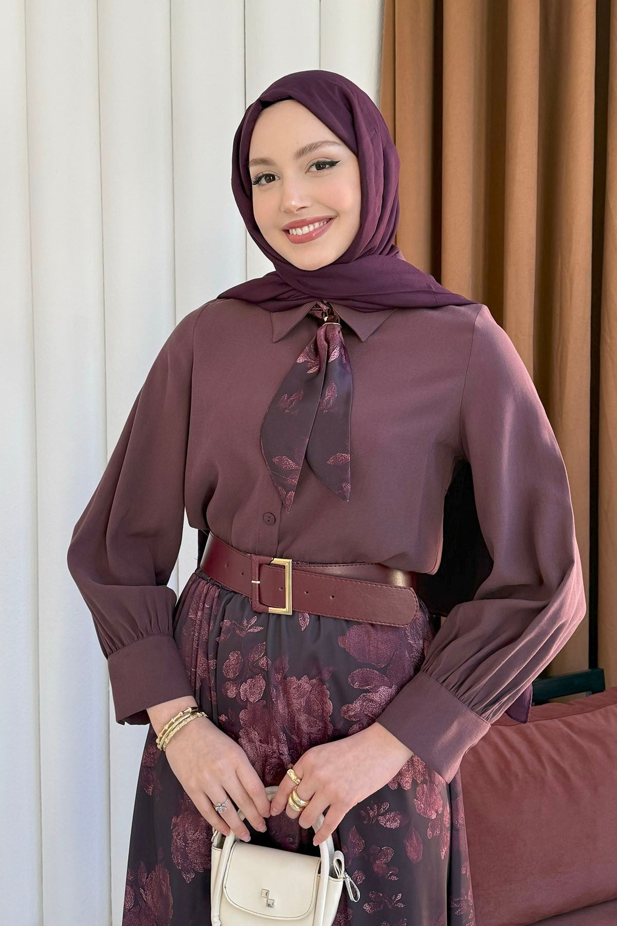 Çiçek Desen & Fular Yaka Kemerli Tesettür Takım-MÜRDÜM