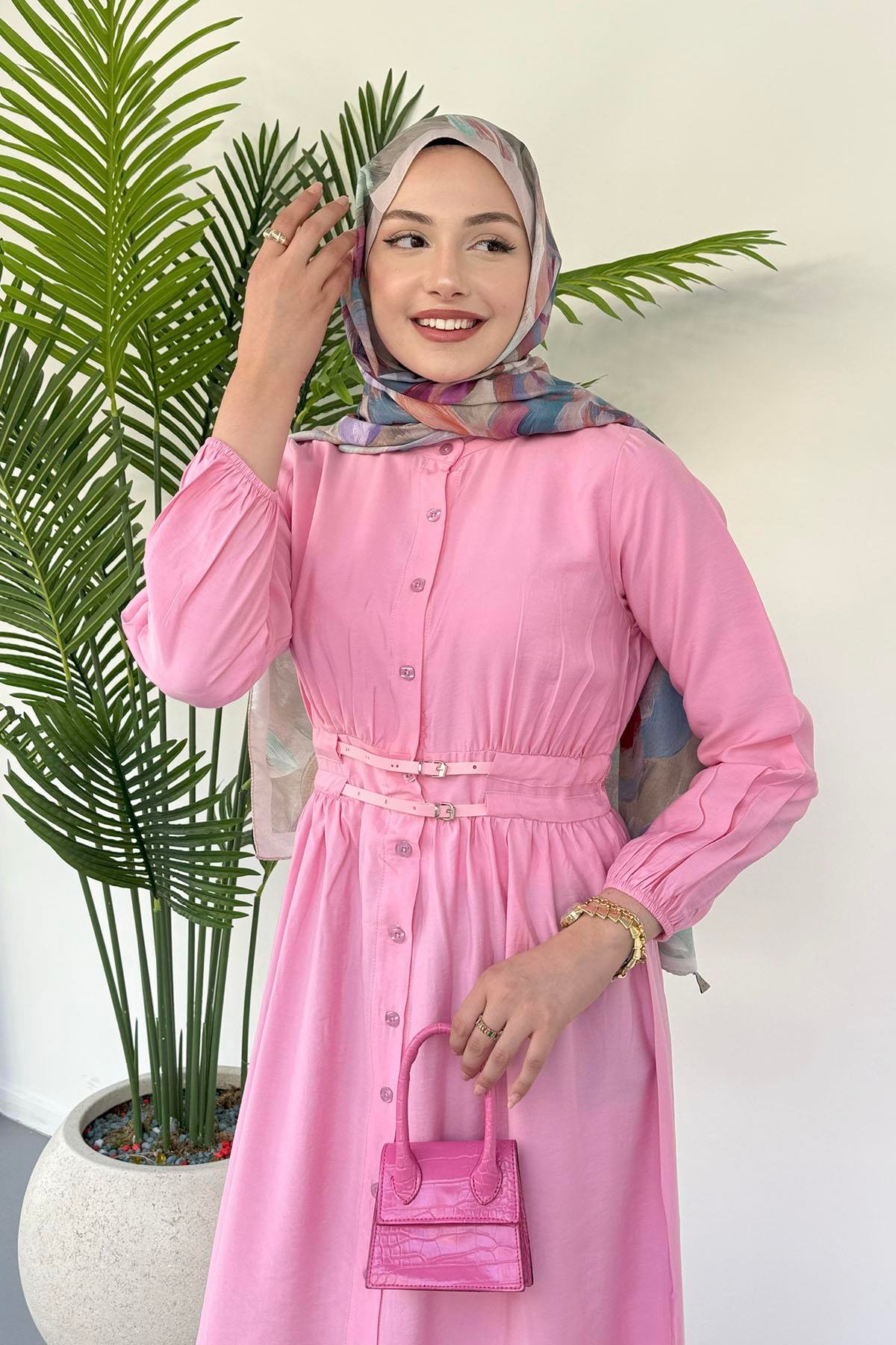 Çift Kemer Geçişli Boydan Düğmeli Tesettür Elbise-PEMBE