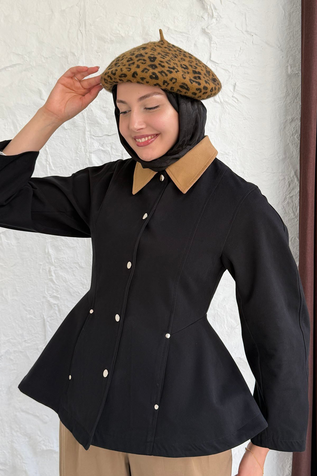 Çıtçıt Düğmeli Kontrast Yaka Cepli Peplum Ceket-SİYAH