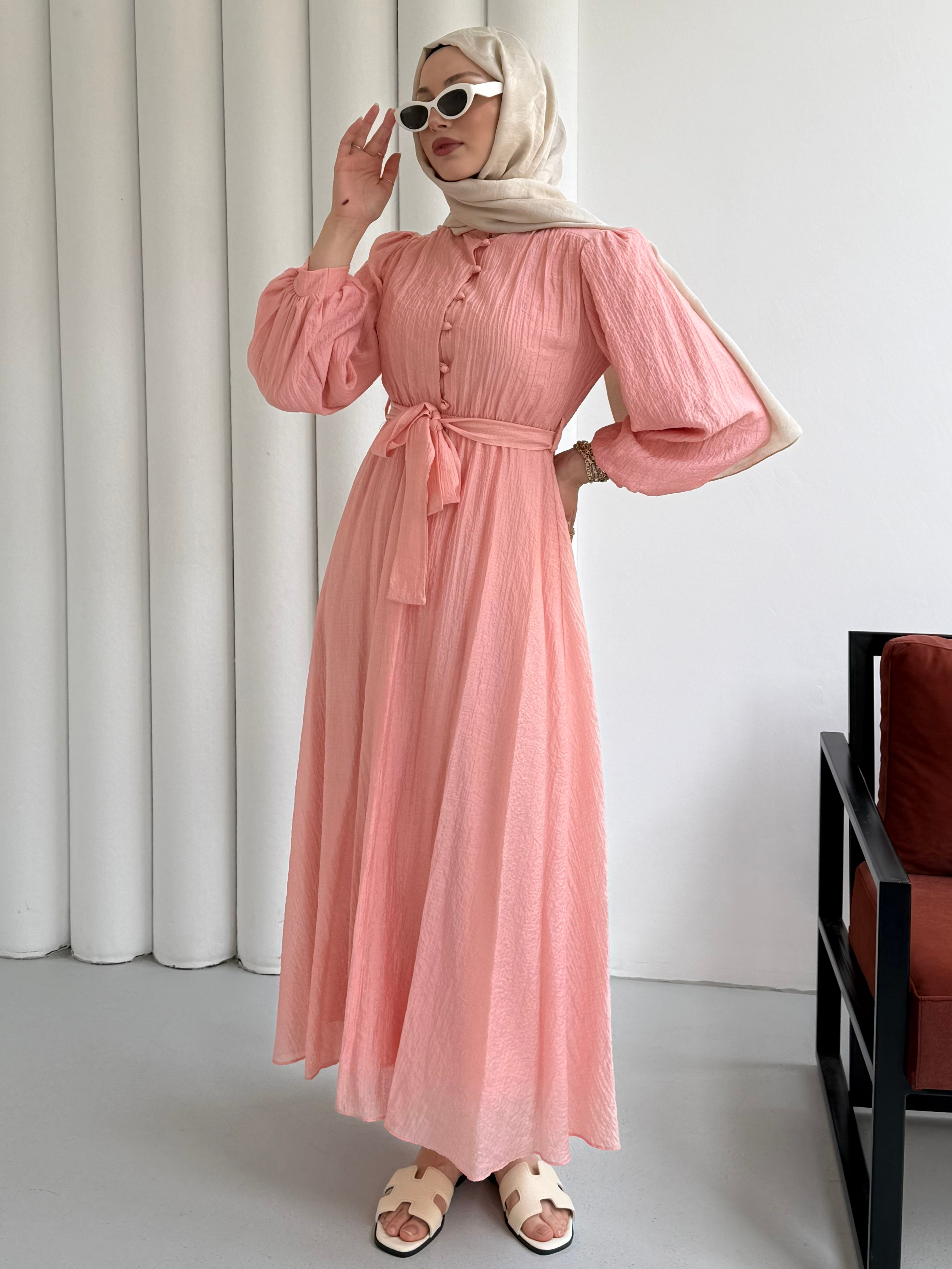 Çizgili Balon Kollu Seyyar Kuşaklı Tesettür Elbise-PEMBE