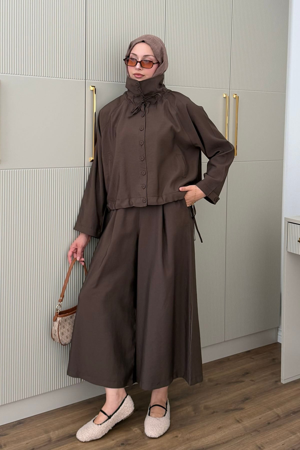 Dik Yaka Düğmeli Oversize Pantolonlu Tesettür Takım-KAHVERENGİ