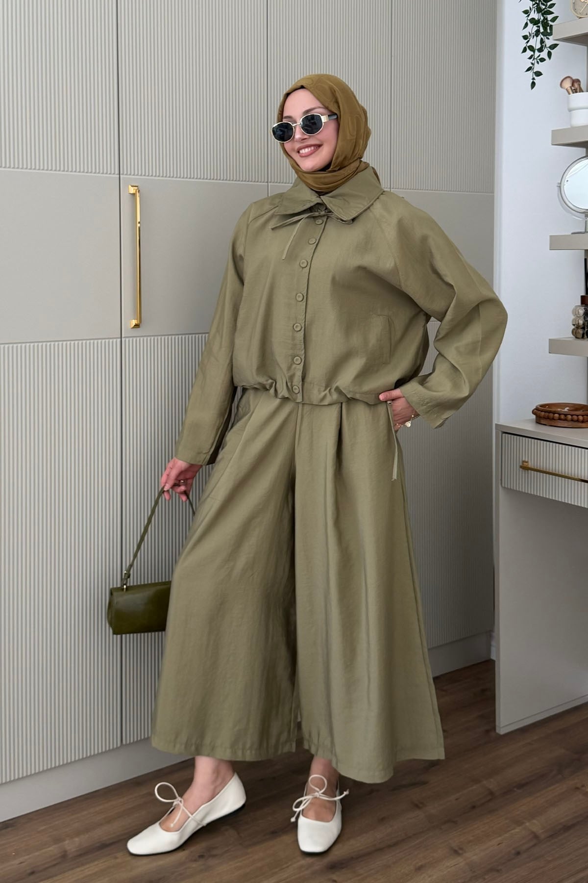 Dik Yaka Düğmeli Oversize Pantolonlu Tesettür Takım-HAKİ YEŞİL