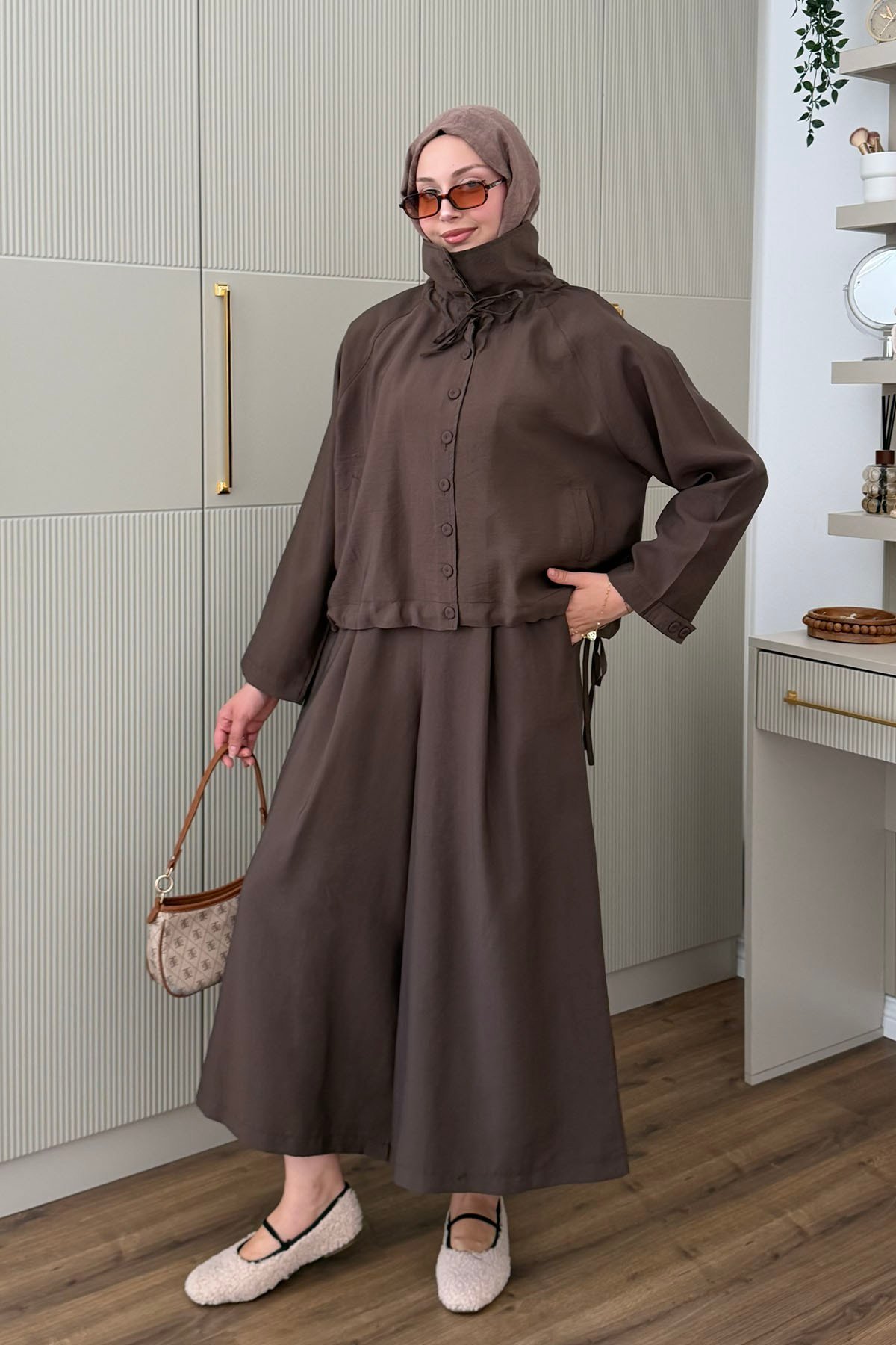 Dik Yaka Düğmeli Oversize Pantolonlu Tesettür Takım-KAHVERENGİ