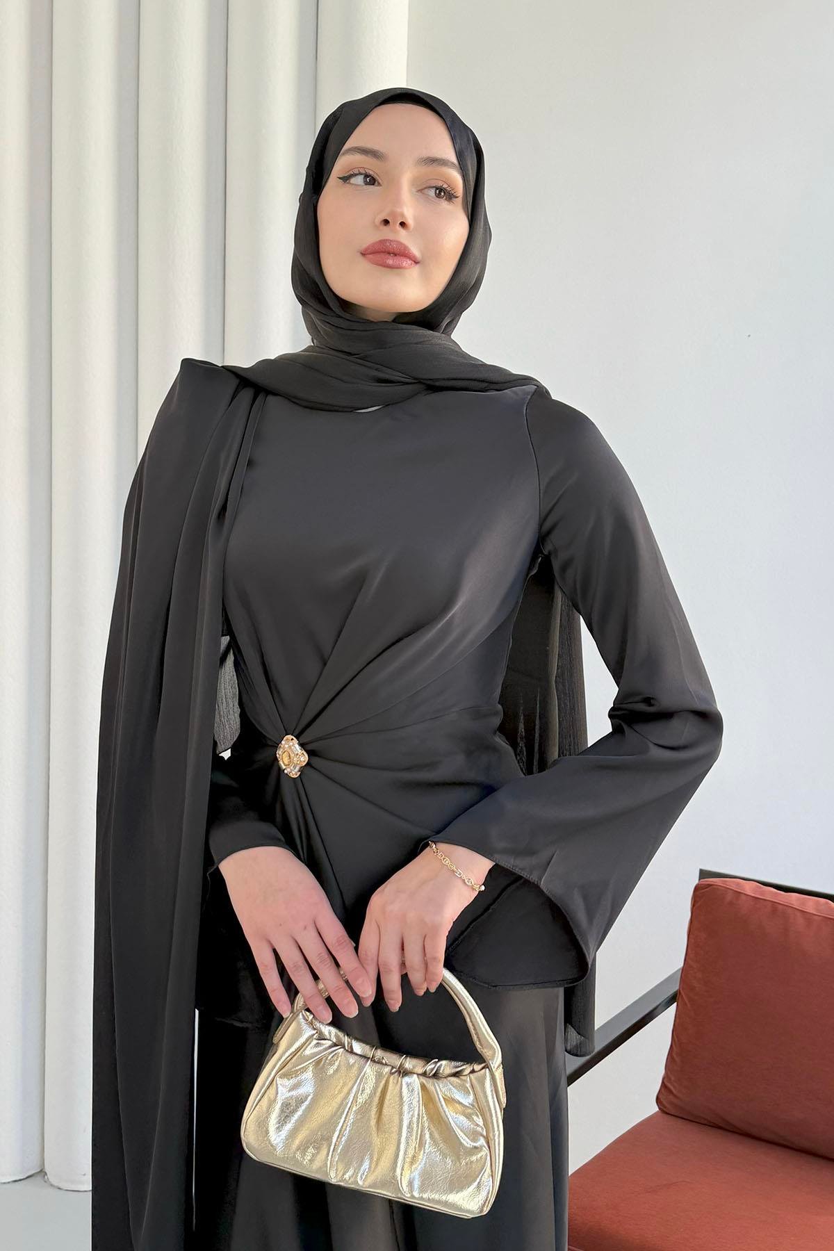 Elegant Broş Detaylı Saten Tesettür Abiye-SİYAH