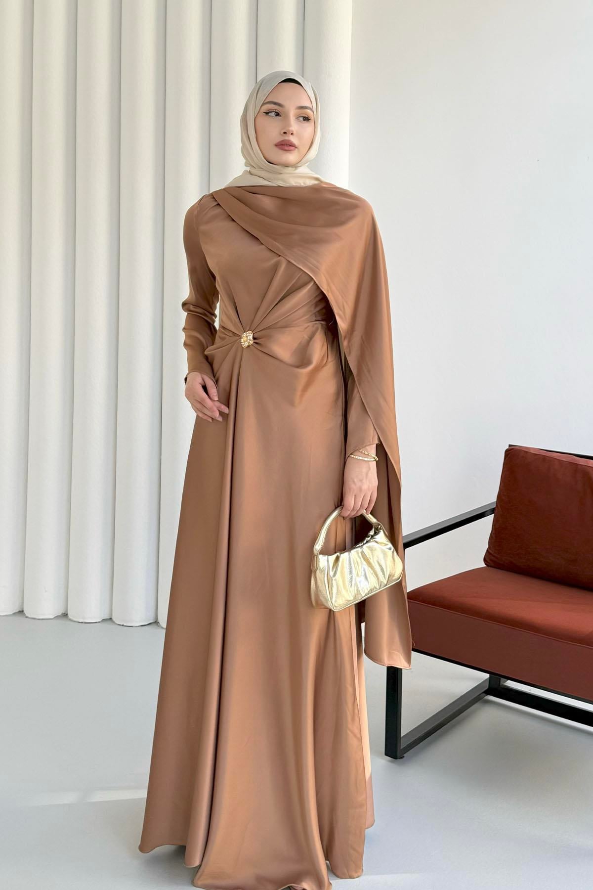 Elegant Broş Detaylı Saten Tesettür Abiye-BAKIR RENGİ