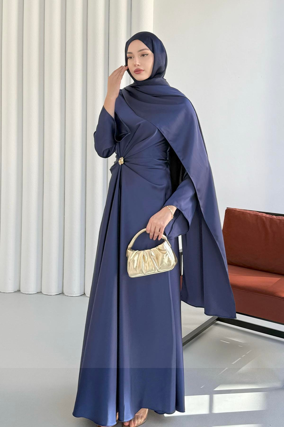 Elegant Broş Detaylı Saten Tesettür Abiye-LACİVERT