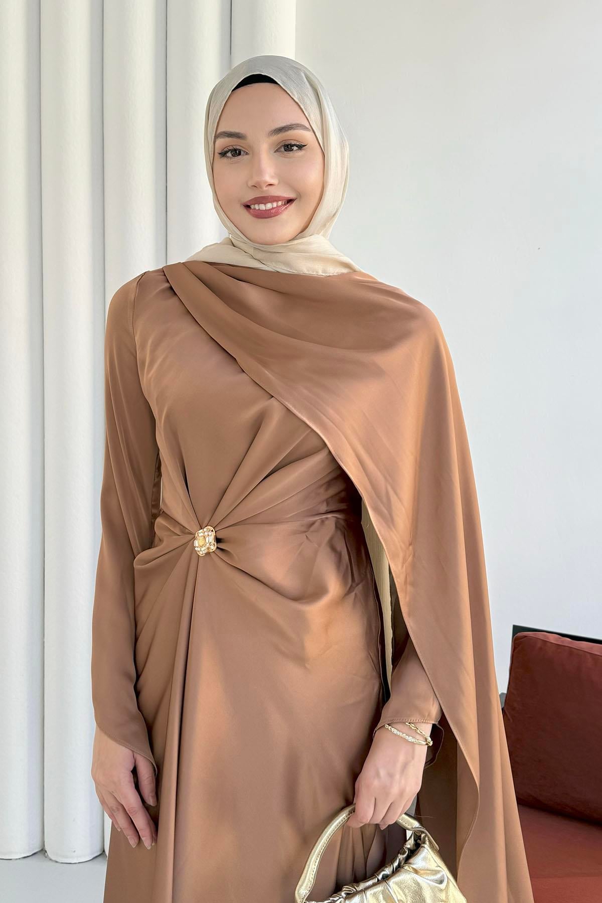 Elegant Broş Detaylı Saten Tesettür Abiye-BAKIR RENGİ