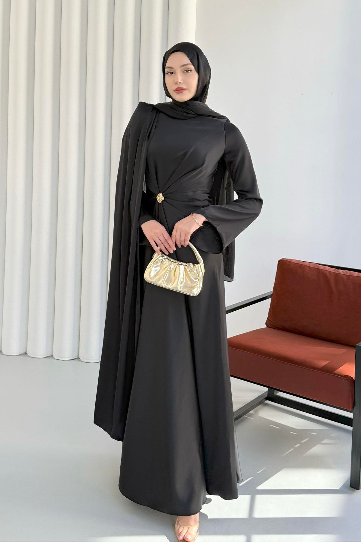 Elegant Broş Detaylı Saten Tesettür Abiye-SİYAH