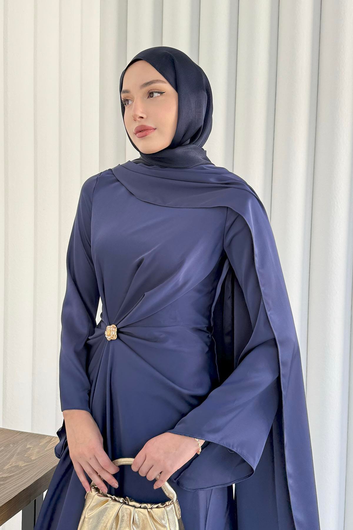 Elegant Broş Detaylı Saten Tesettür Abiye-LACİVERT