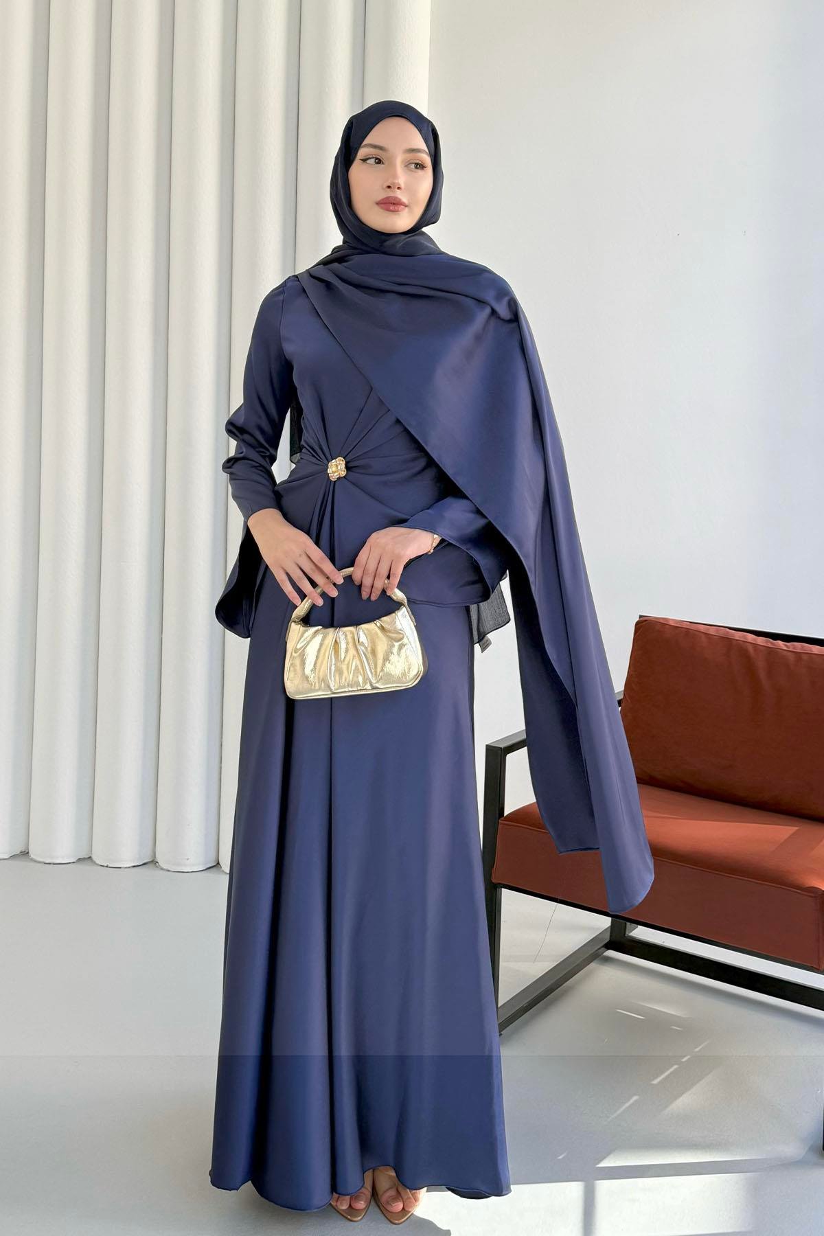 Elegant Broş Detaylı Saten Tesettür Abiye-LACİVERT