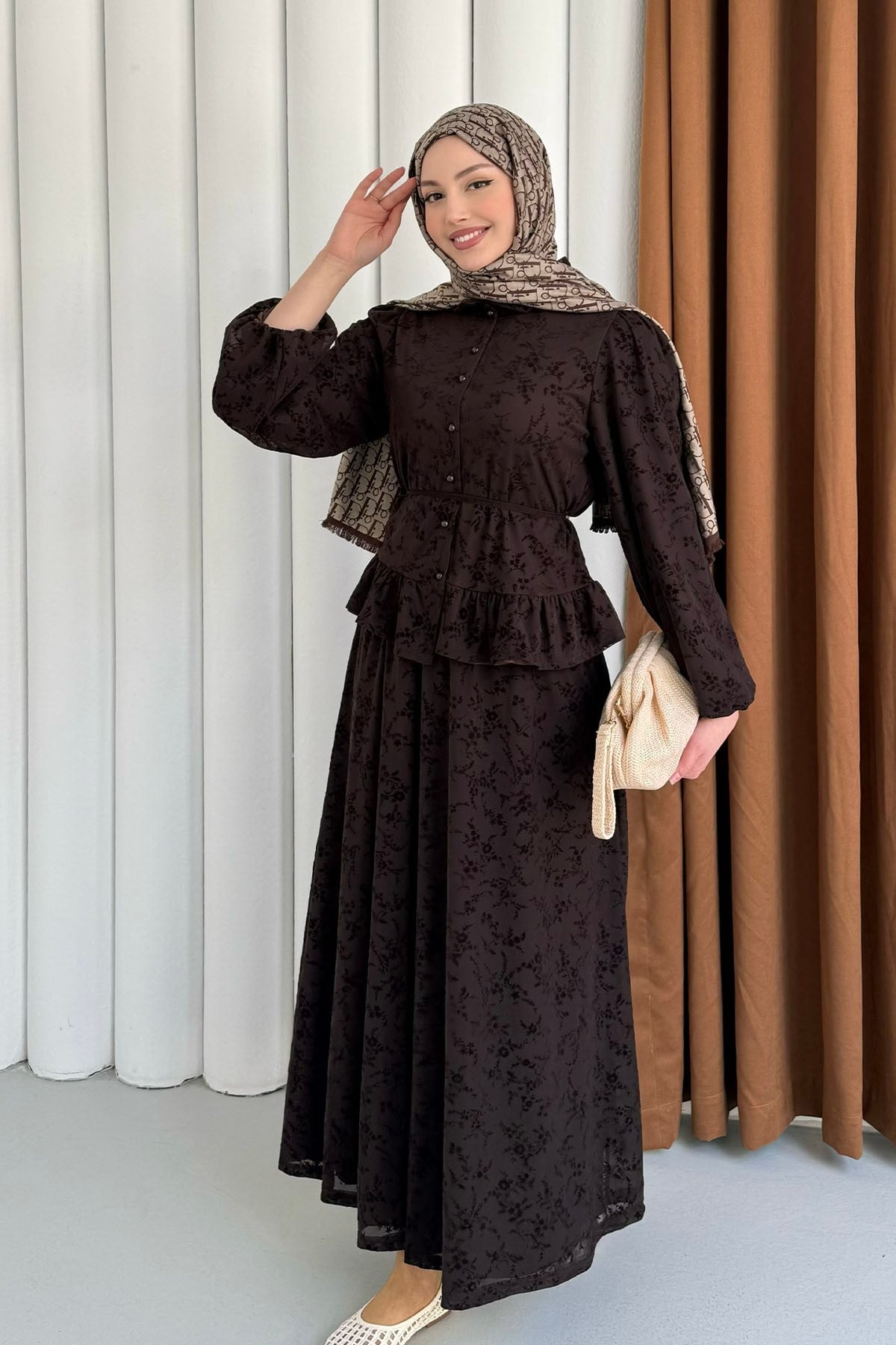 Flok Desenli Yakası Fırfır Detay Etekli Tesettür Takım-KAHVERENGİ
