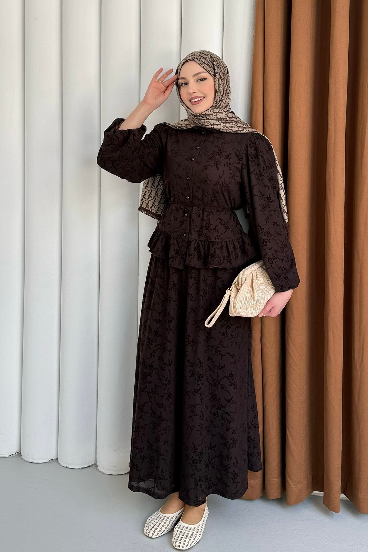Flok Desenli Yakası Fırfır Detay Etekli Tesettür Takım-KAHVERENGİ