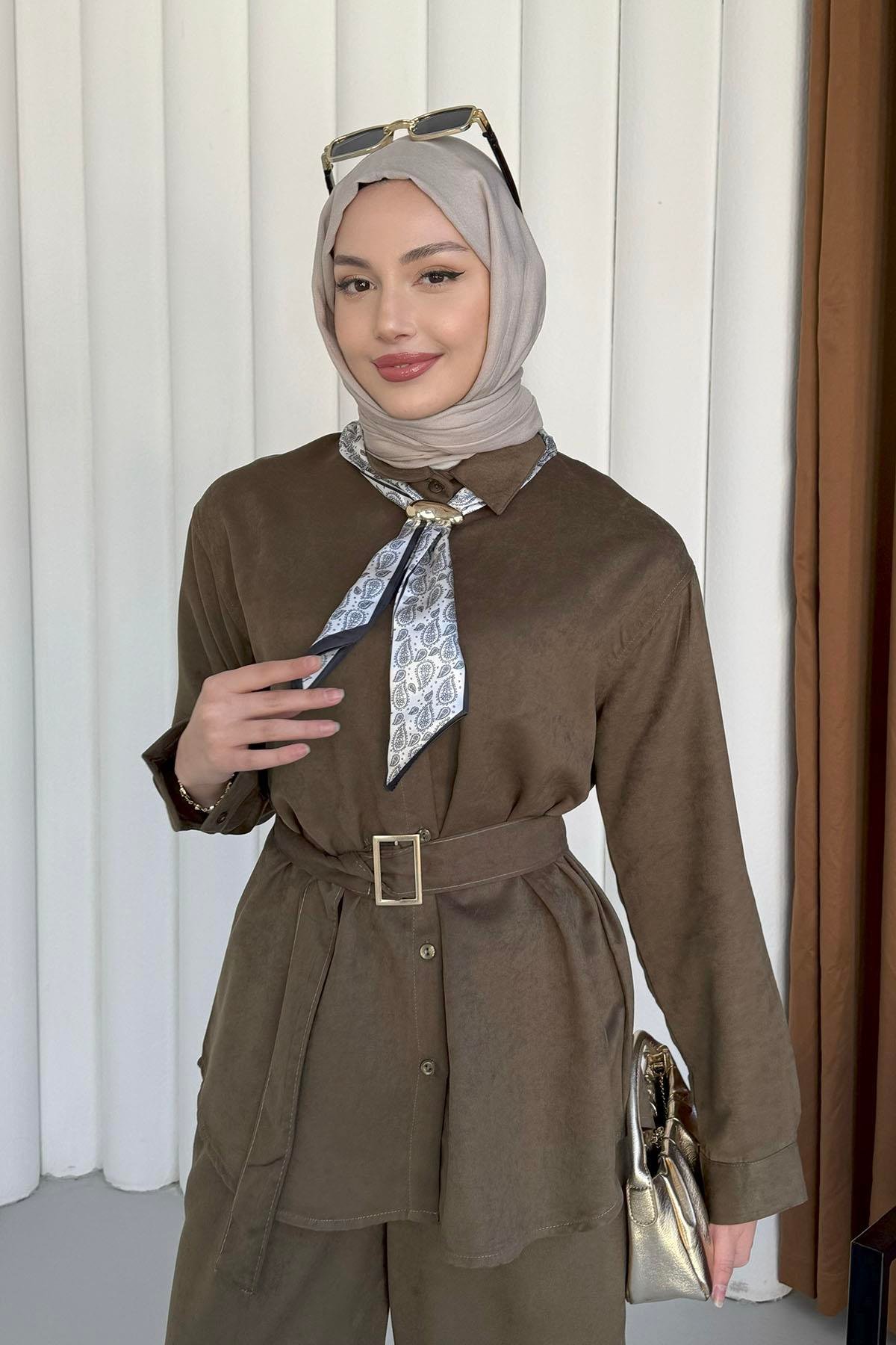 Fular Detaylı Süet Kumaş Gömlek Pantolon Tesettür Takım-HAKİ YEŞİL