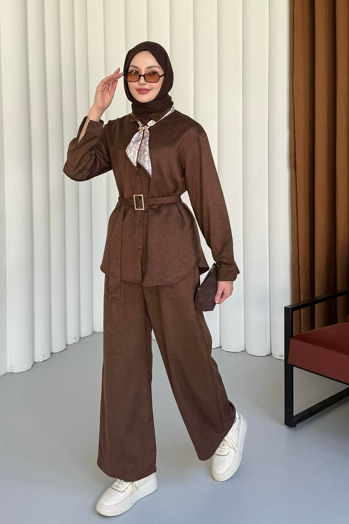 Fular Detaylı Süet Kumaş Gömlek Pantolon Tesettür Takım-KAHVERENGİ