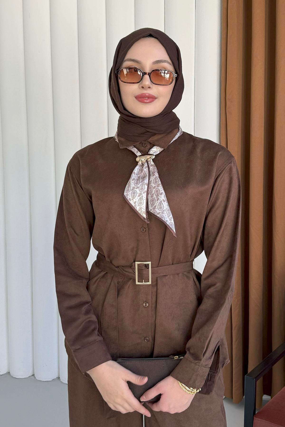 Fular Detaylı Süet Kumaş Gömlek Pantolon Tesettür Takım-KAHVERENGİ
