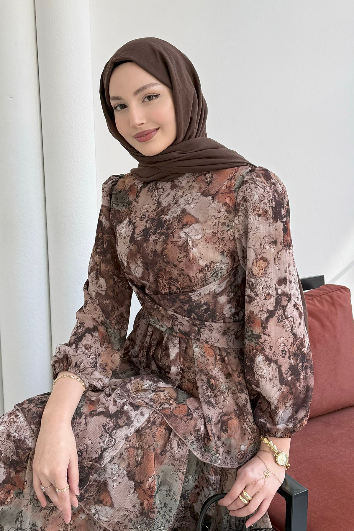 Kat Katlı Çiçek Desenli Şifon Tesettür Elbise-KAHVERENGİ