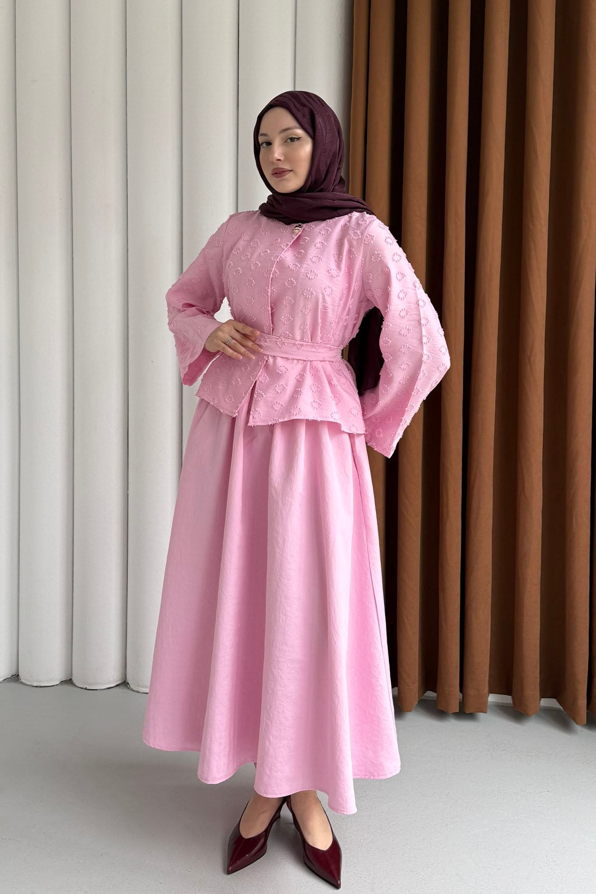Kendinden Desenli Tek Düğme Detaylı Bel Lastikli Tesettür Takım-PEMBE