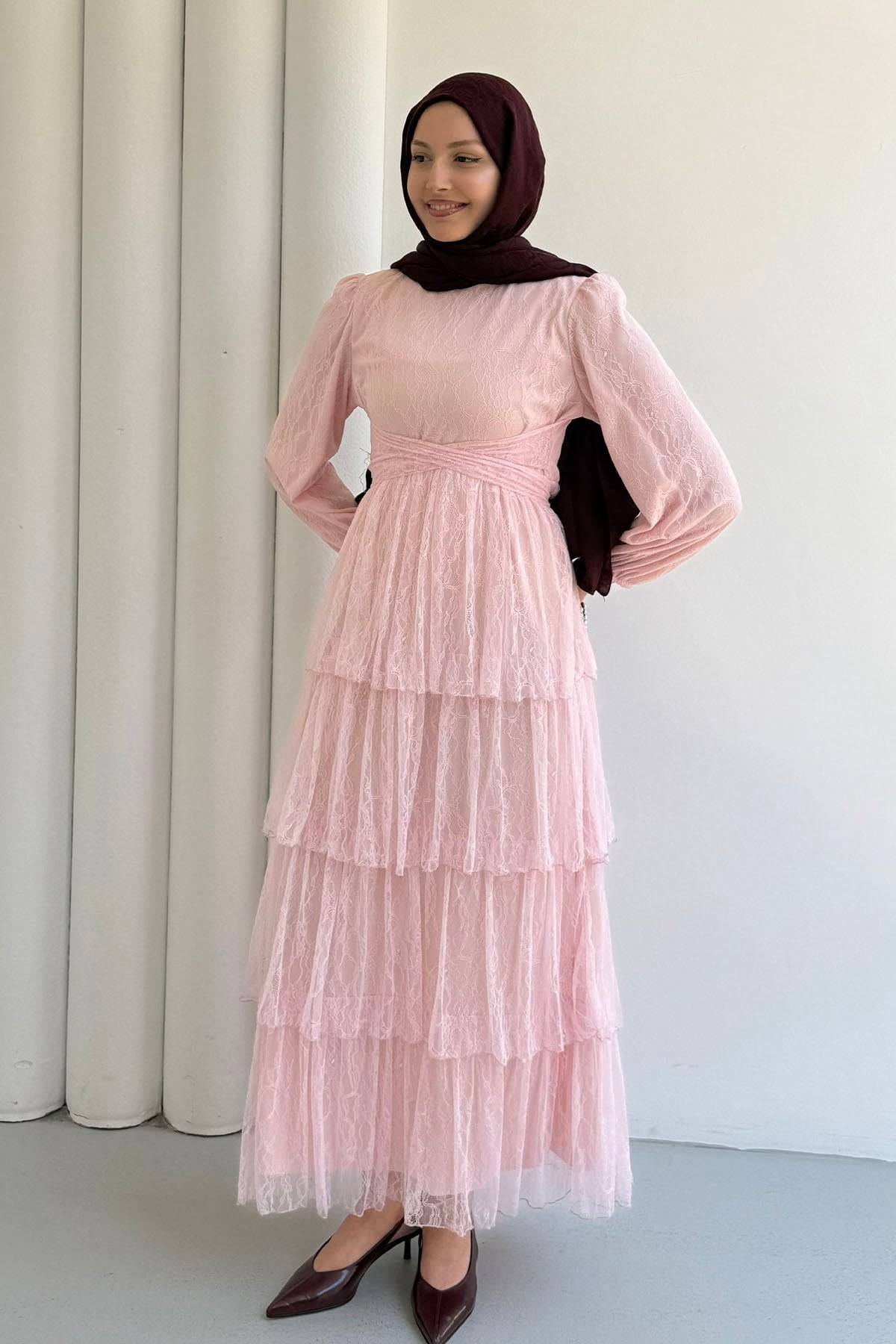 Kendinden Kuşaklı Kat Kat Dantel Tesettür Elbise-PEMBE