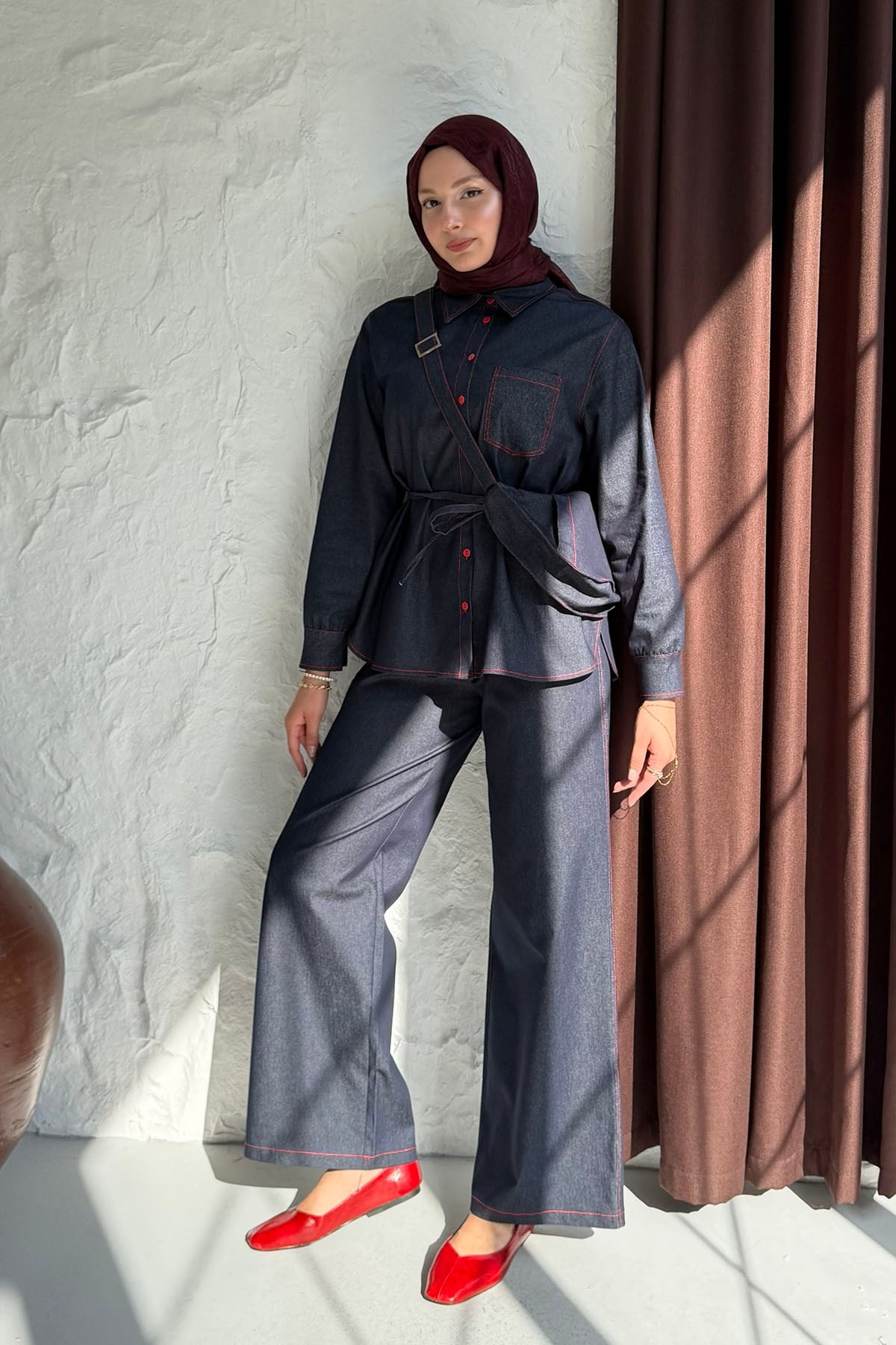 Kırmızı Dikiş ve Düğme Detaylı Çantalı Denim Tesettür Takım-LACİVERT