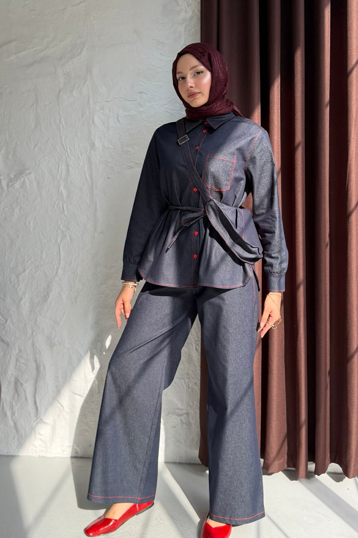 Kırmızı Dikiş ve Düğme Detaylı Çantalı Denim Tesettür Takım-LACİVERT