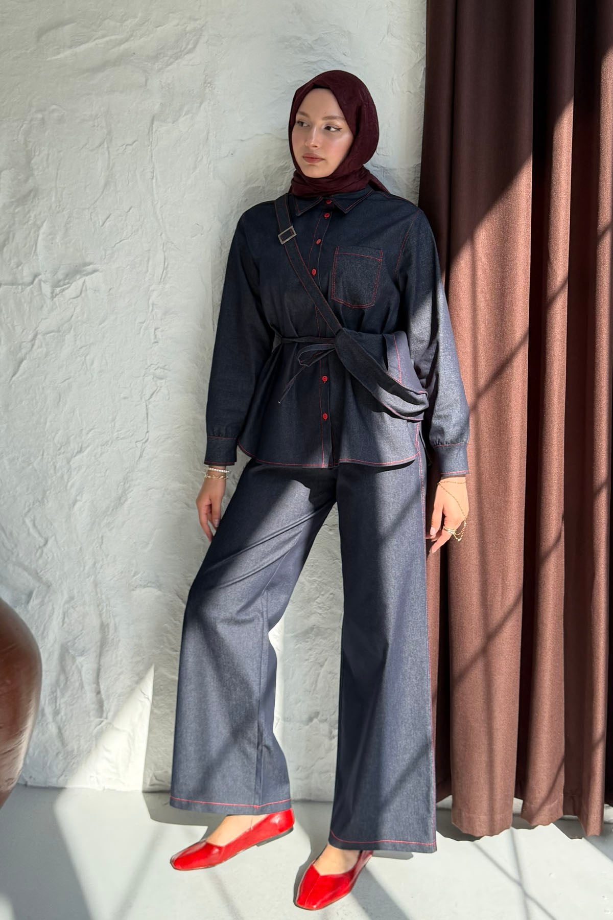 Kırmızı Dikiş ve Düğme Detaylı Çantalı Denim Tesettür Takım-LACİVERT